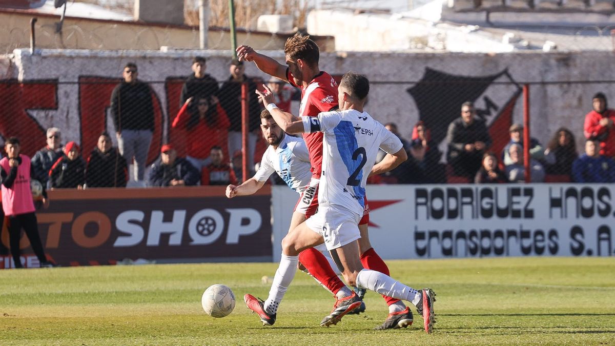 Federico Rasic en el ataque del Deportivo Maipú. 