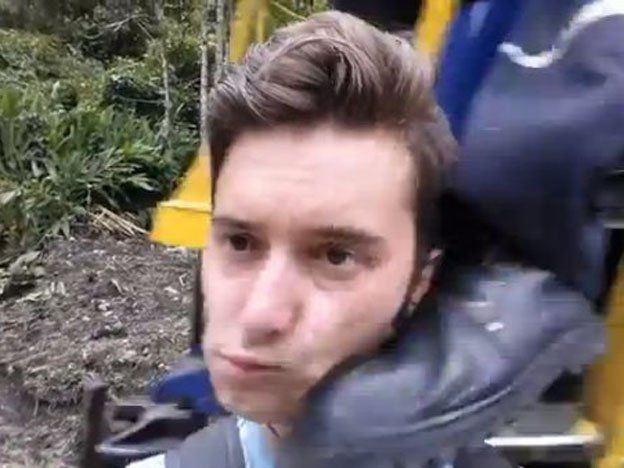 Video: se sacó una selfie tan cerca del tren que el maquinista le pegó una patada en la cara