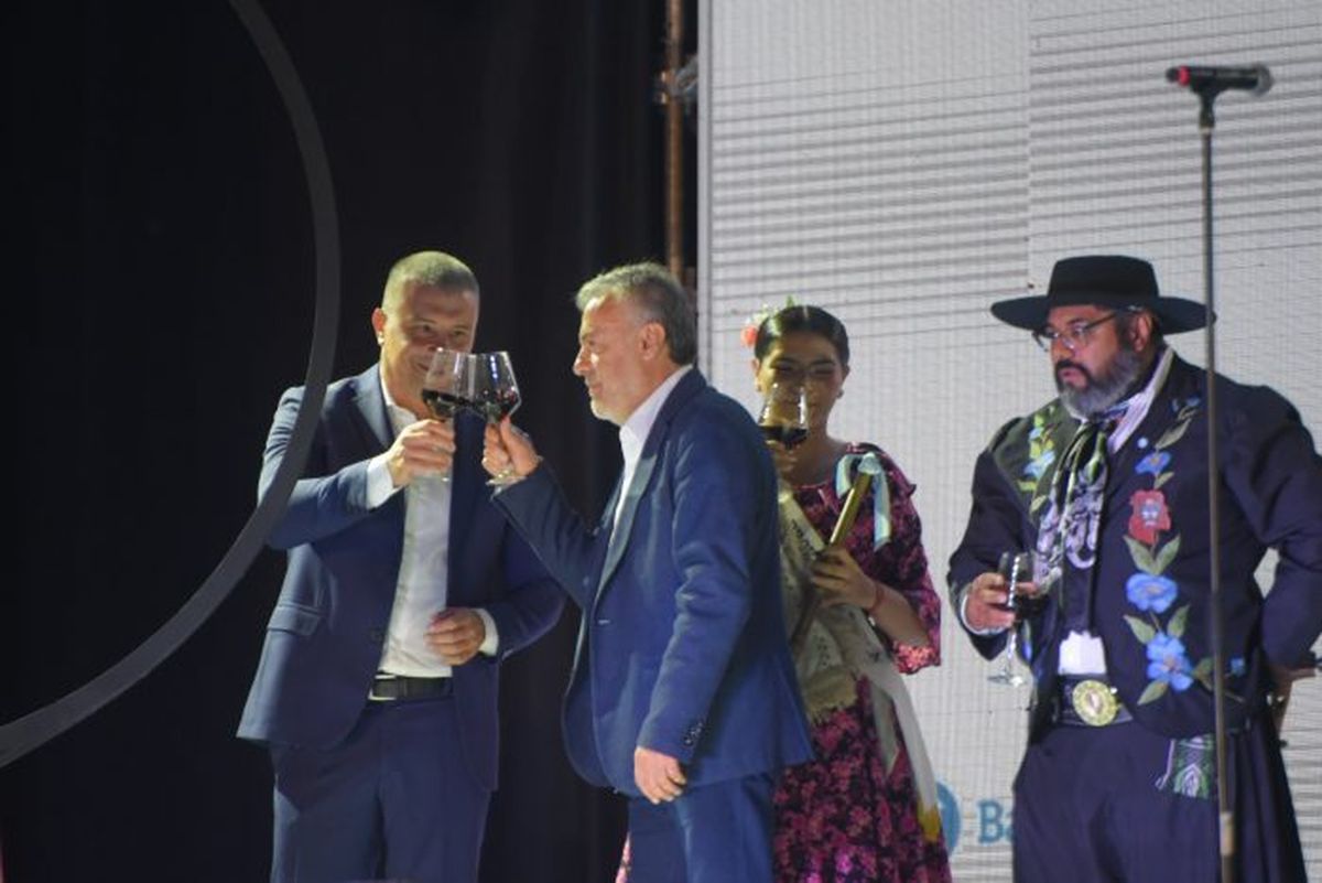 El intendente Diego Costarelli celebró junto al gobernador Alfredo Cornejo el vino nuevo en la Bendición de los Frutos. El intendente Diego Costarelli celebró junto al gobernador Alfredo Cornejo el vino nuevo en la Bendición de los Frutos.