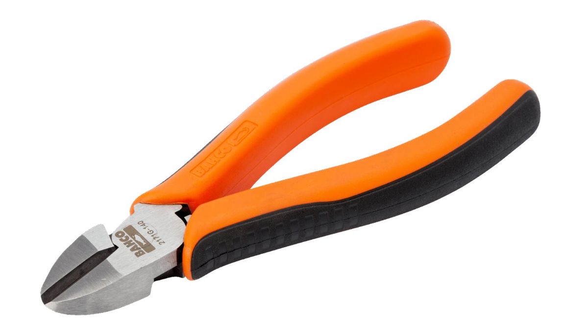 Los alicates sirven para aflojar, cortar, estirar y doblegar piezas como un cable o un alambre.