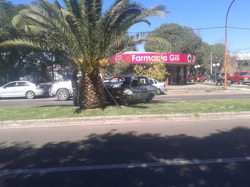 Fue a visitar a su suegra al hospital, chocó y su suegro terminó lesionado en la guardia