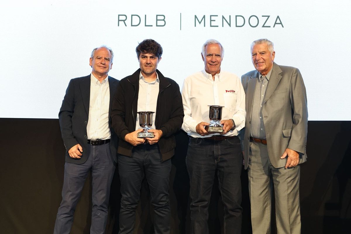 Los mejores mendocinos, Emiliano y Roberto Cejas, con sus premios y los organizadores.