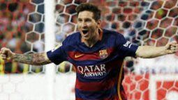 Al ángulo: Messi goleó a un muñeco gigante