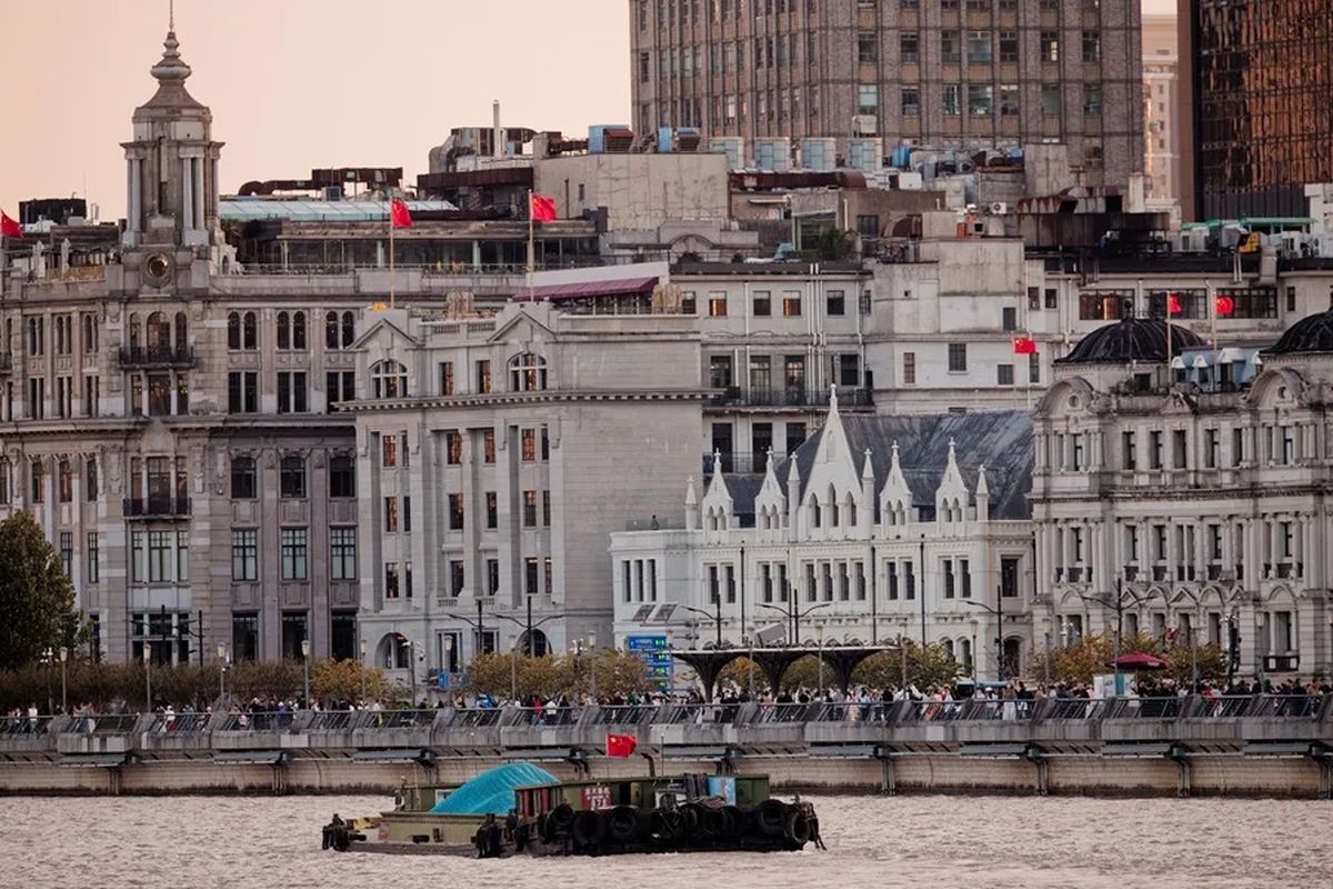 Un buque de carga navega por el río Huangpu en Shanghái, China. Crédito: EFE/EPA/ALEX PLAVEVSKI. Un buque de carga navega por el río Huangpu en Shanghái, China. Crédito: EFE/EPA/ALEX PLAVEVSKI.