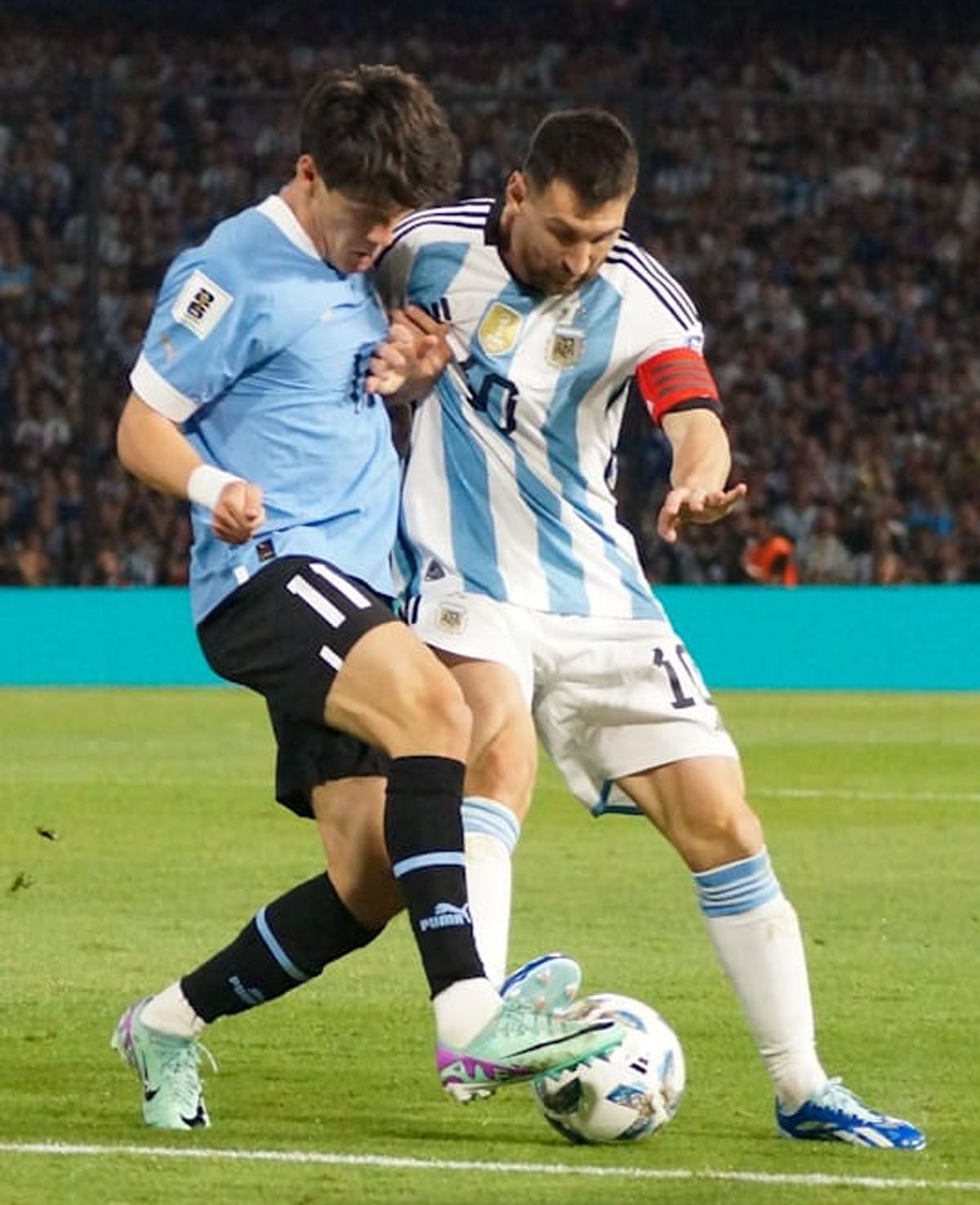 Así de incómodo jugó Messi frente a Uruguay (UNO/Nicolás Ríos) Así de incómodo jugó Messi frente a Uruguay (UNO/Nicolás Ríos)