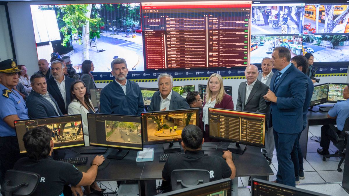 Ulpiano y Cornejo recorrieron el nuevo centro de videovigilancia que reúne 740 cámaras de seguridad