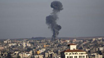 Israel bombardea Gaza e intensifica sus preparativos para otra ofensiva