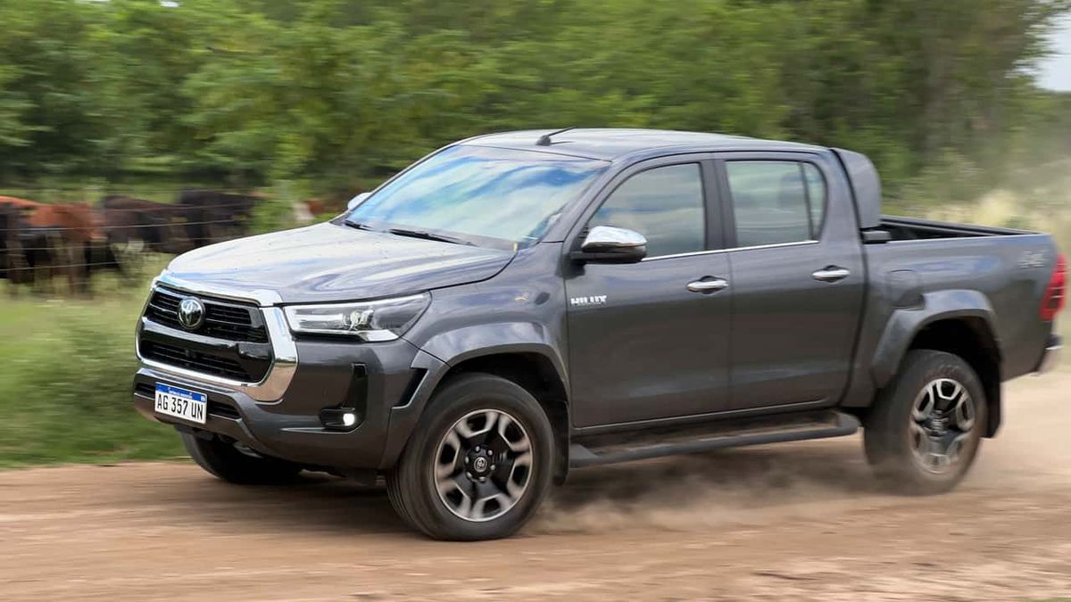 La Toyota Hilux SR 4×4 combina su caja automática con un nivel de equipamiento intermedio que la hace muy atractiva La Toyota Hilux SR 4×4 combina su caja automática con un nivel de equipamiento intermedio que la hace muy atractiva