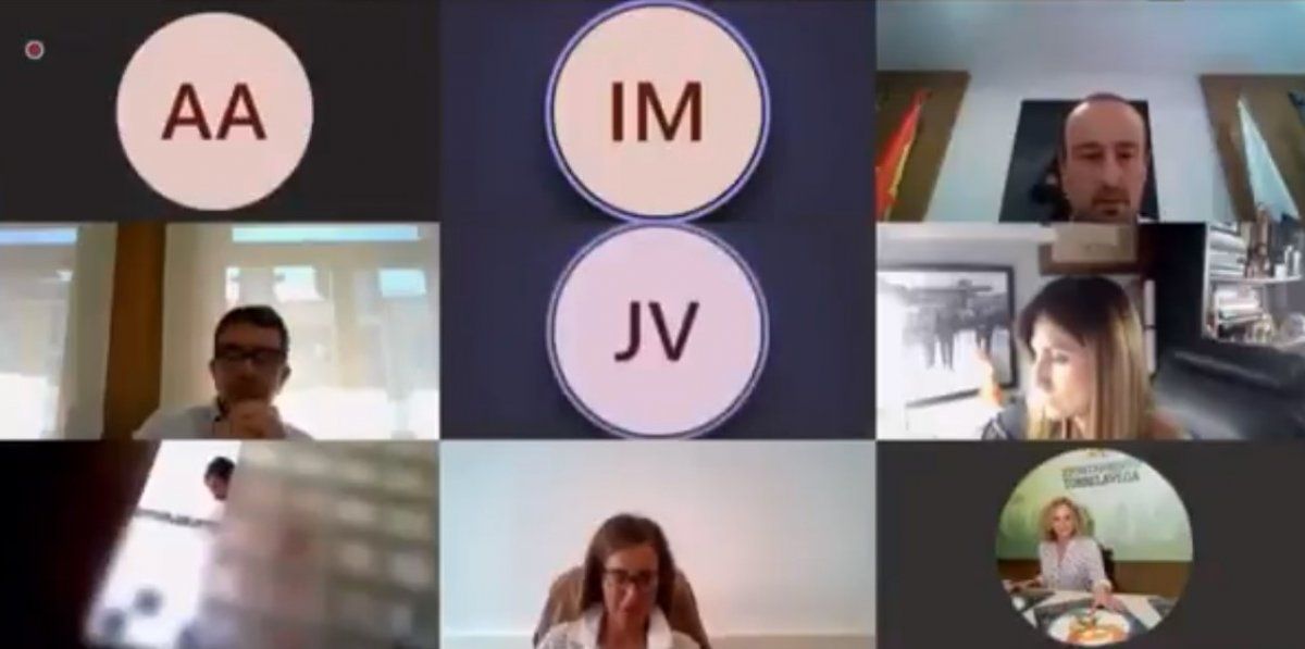 ¡Insólito! Legislador se bañó en plena sesión online y todos lo vieron desnudo