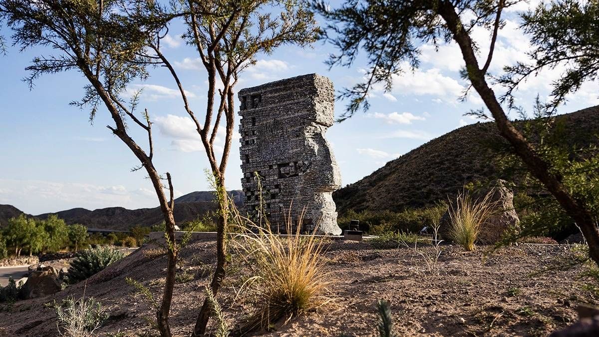 La escultura en piedra con la imagen del rostro del indio da la bienvenida a este paraíso en medio de la montaña. La escultura en piedra con la imagen del rostro del indio da la bienvenida a este paraíso en medio de la montaña.