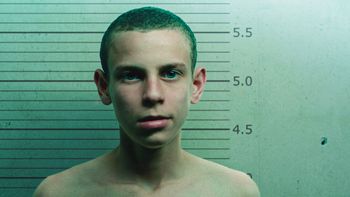 Netflix acaba de estrenar una serie basada en hechos reales que es un éxito con 8 capítulos