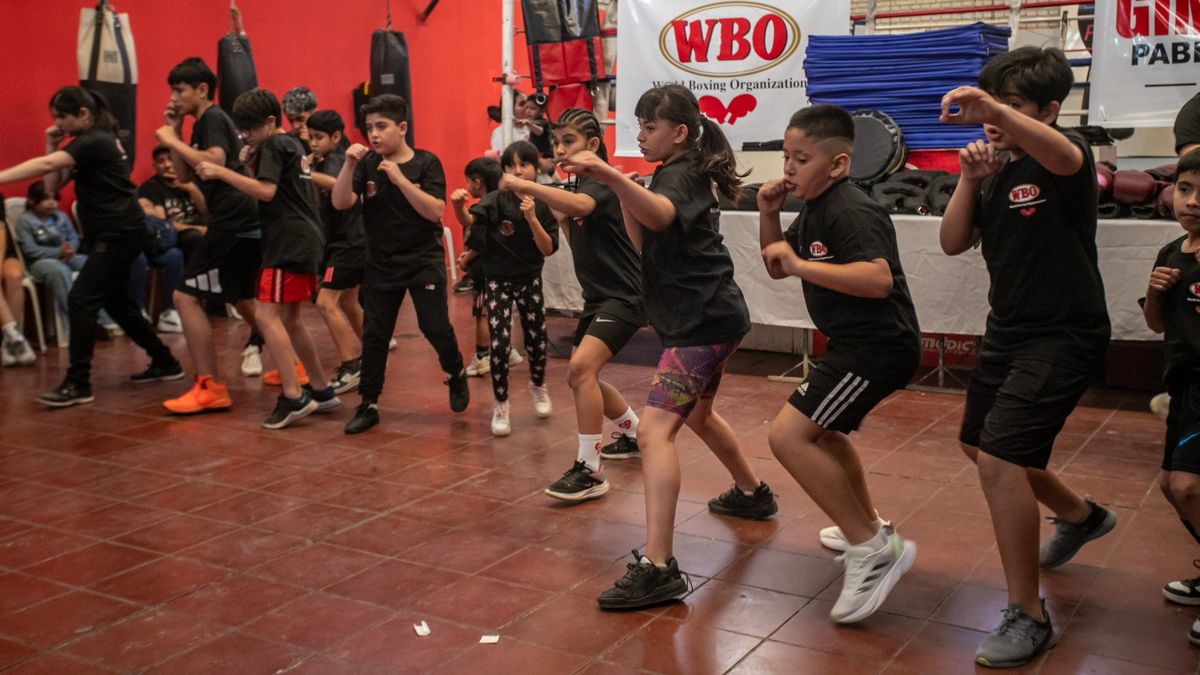 Los más jóvenes del gimnasio demostraron sus trabajos en Escuela de Combate, dentro del boxeo recreativo o BISC, a cargo de Brisa Chacón. Los más jóvenes del gimnasio demostraron sus trabajos en Escuela de Combate, dentro del boxeo recreativo o BISC, a cargo de Brisa Chacón.