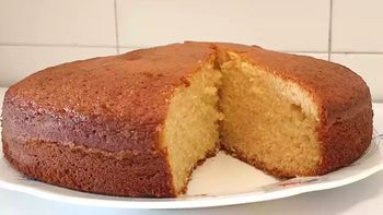 Cómo hacer Torta de yogur fácil: el bizcochuelo húmedo, esponjoso y perfumado con solo 6 ingredientes Cómo hacer Torta de yogur fácil: el bizcochuelo húmedo, esponjoso y perfumado con solo 6 ingredientes