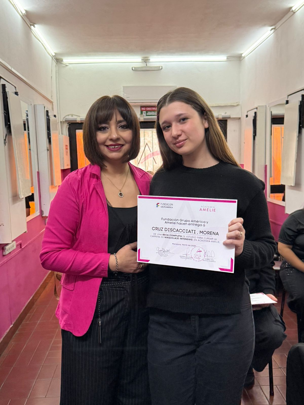 Lucía Guiñez, Supervisora de Academia Amelie junto a Morena Cruz, flamante becaria 2026. Lucía Guiñez, Supervisora de Academia Amelie junto a Morena Cruz, flamante becaria 2026.