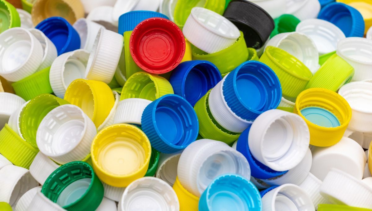 Las tapitas de plástico pueden ser usadas para crear adornos navideños. 