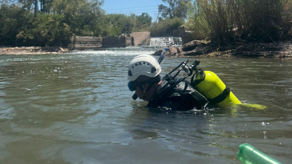 Los buzos de la policía rastrillaron las zonas más profundas del Cacique Guaymallén, sin resultados en la búsqueda. Los buzos de la policía rastrillaron las zonas más profundas del Cacique Guaymallén, sin resultados en la búsqueda.