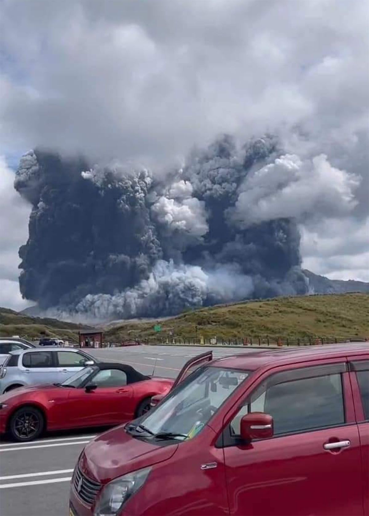 Video: volcán en Japón entró en erupción y ¡corrieron todos!