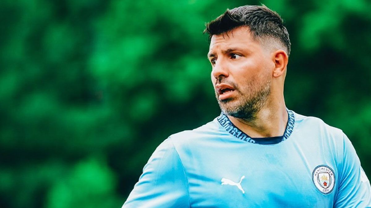 Agüero se enojó por un fuerte planchazo.
