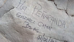 La familia que pintó un grafiti en Valle Grande será buscada por la bonaerense
