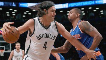 En el clásico con los Knicks, Scola anotó siente puntos para los Nets