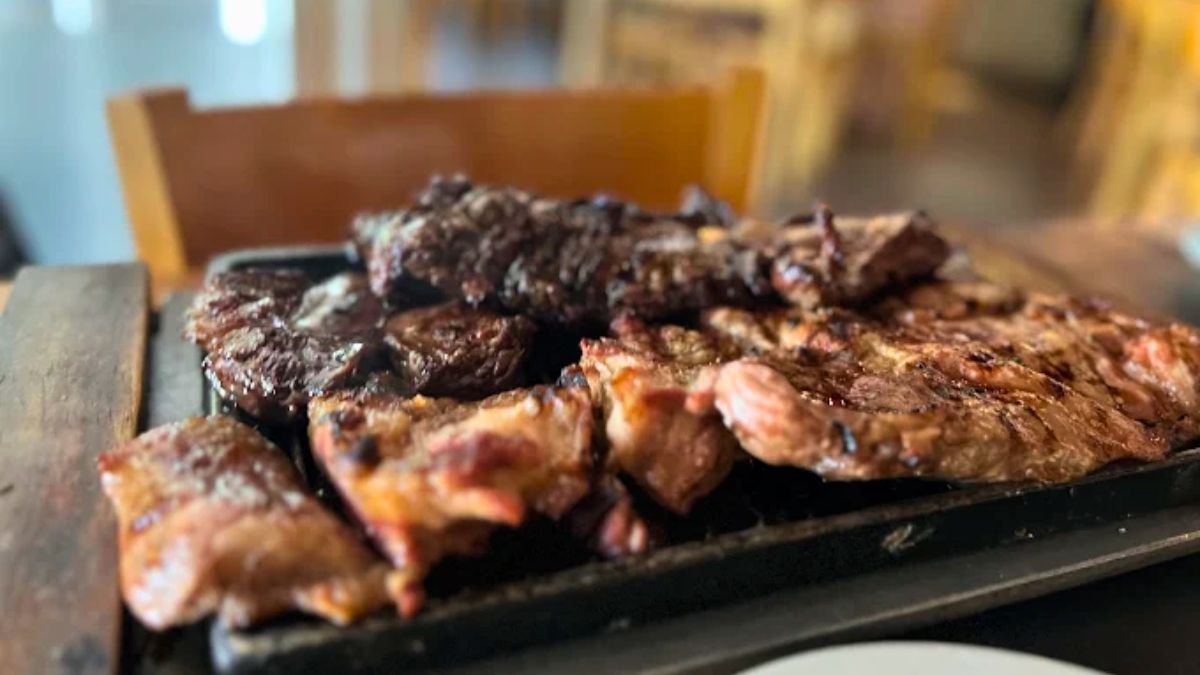 La Brasería es un bodegón que se destaca por la parrillada. La Brasería es un bodegón que se destaca por la parrillada.
