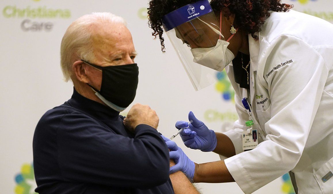 El presidente electo de Estados Unidos Joe Biden se aplicó la primera dosis de la vacuna contra el coronavirus, en su intento de concientizar a los ciudadanos estadounidenses