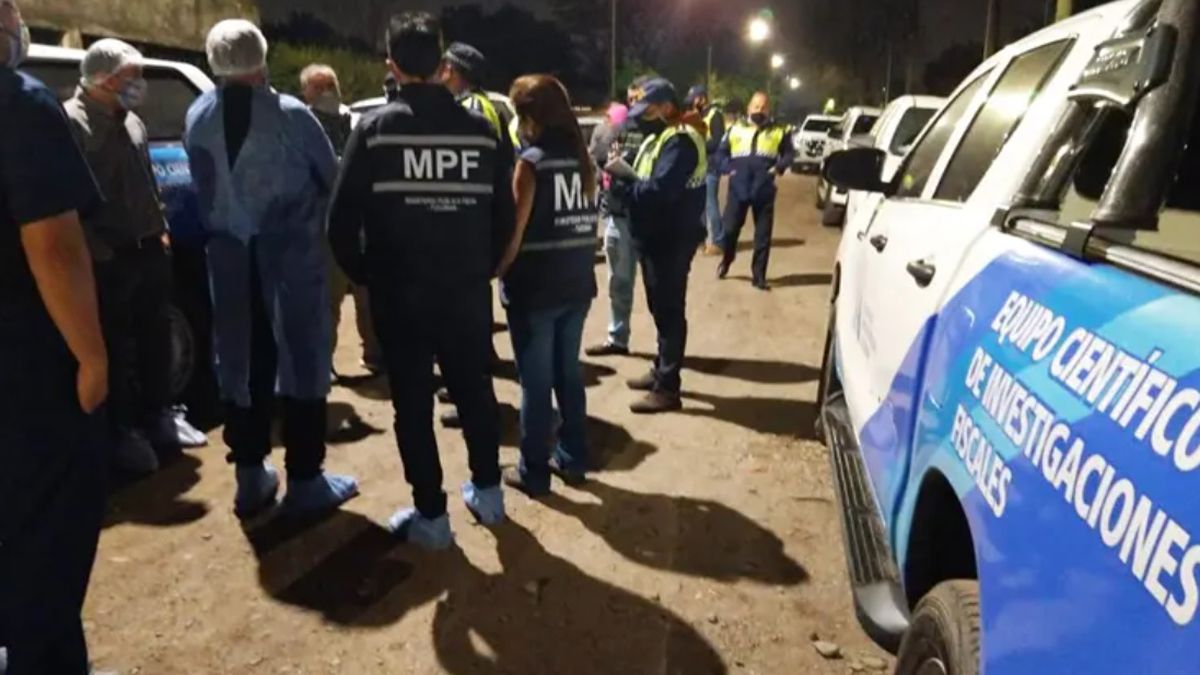 La policía fue alertada sobre un tiroteo en un barrio de la ciudad de Tucumán, y al llegar al lugar encontrarona un joven sin vida con varias heridas de bala