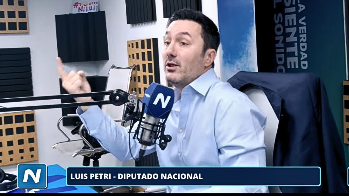 Luis Petri en Radio Nihuil, semanas atrás. Luis Petri en Radio Nihuil, semanas atrás.