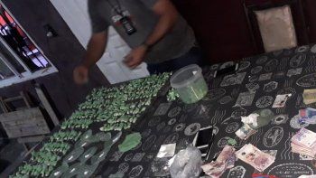 Detuvieron a dos mujeres y tres hombres cuando fraccionaban cocaína