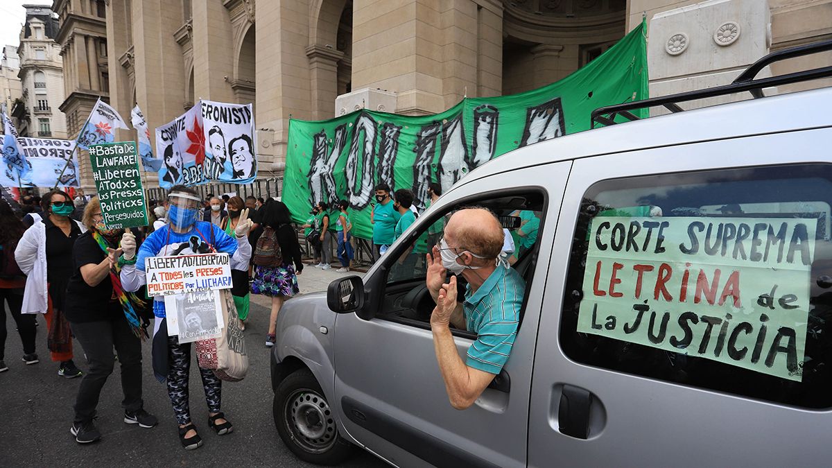 Agrupaciones integrantes del Frente de Todos protestan frente al palacio de Tribunales por el fallo de la Corte Suprema que confirmó la prisión de Amado Boudou.