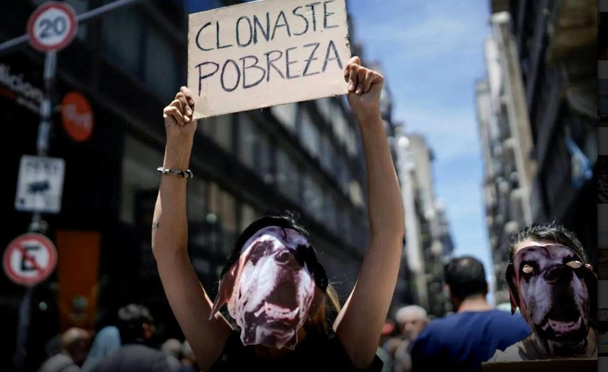 Una de las tantas marchas en Buenos en reclamo de asistencia social.