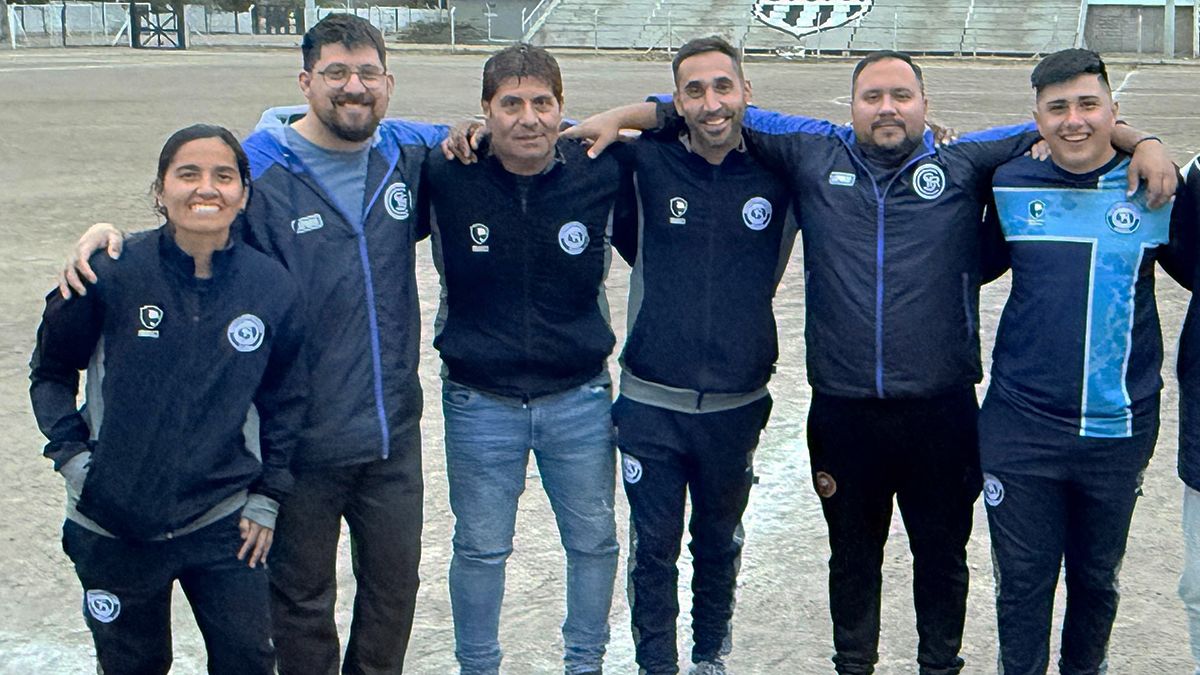 El cuerpo técnico del equipo campeón: Adriana Oyarce, Ignacio Villanueva, Gustavo Gallardo, Claudio Vieyra, Matias Pérez y Jeremías Rebeco. Foto: Efraín Córdova - Fútbol Femenino CSIR