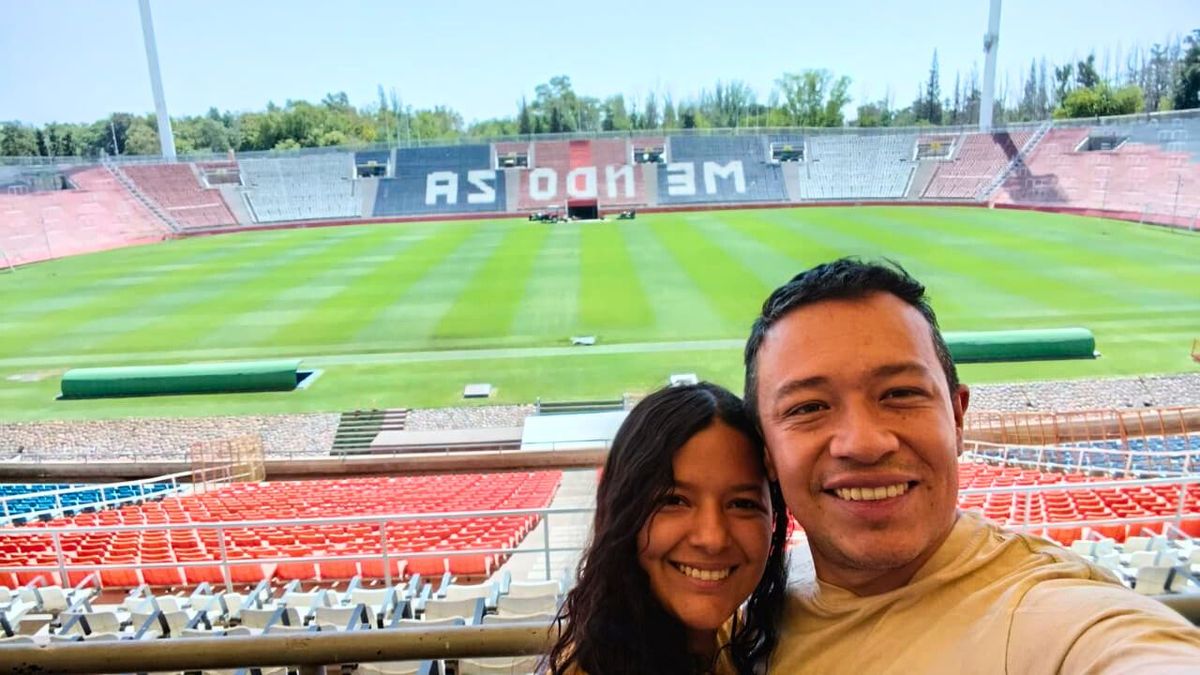 En el estadio Malvinas Argentinas, con una sonrisa de oreja a oreja. En el estadio Malvinas Argentinas, con una sonrisa de oreja a oreja.