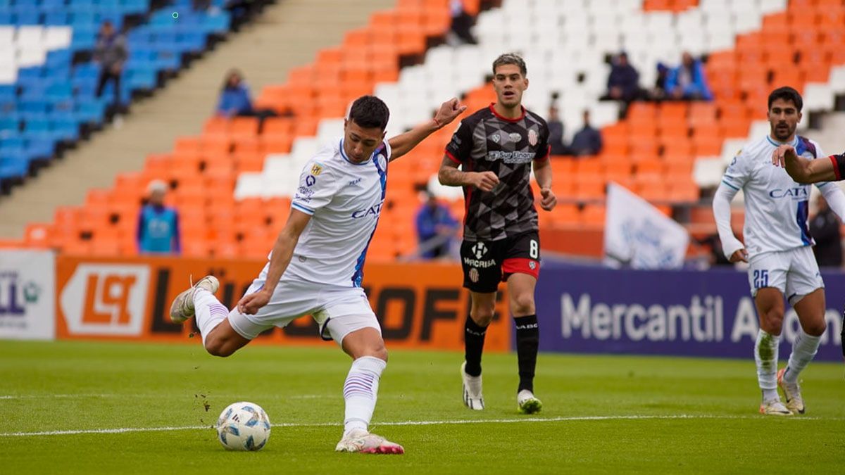 El Tomba transformó en figura al arquero rival. El Tomba transformó en figura al arquero rival.