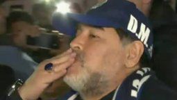 El Diego le tiró besos a la gente: Esto me pasó en Nápoli y en La Plata