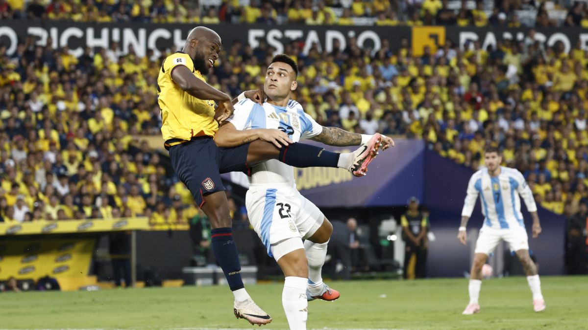 Valencia disputa en el aire una pelota con Lautaro Martínez en el duelo entre Ecuador y la Selección argentina.