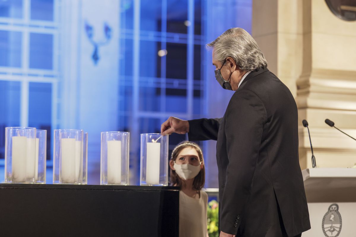 Alberto Fernández se emocionó en el homenaje a los muertos por Covid.