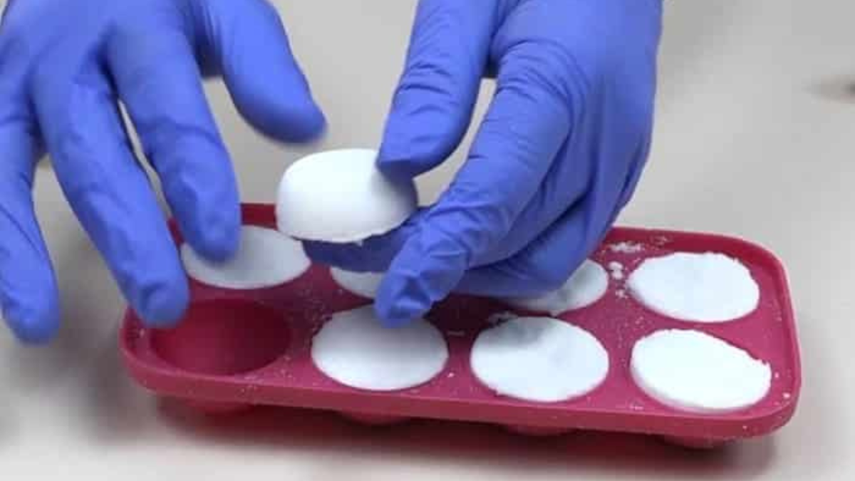 Puedes hacer estas pastillas naturales para tu inodoro en una cubeta de hielos. Puedes hacer estas pastillas naturales para tu inodoro en una cubeta de hielos.