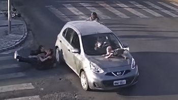 Video: atropelló a una familia, arrastró a un bebé en el capot y quedó libre tras pagar una fianza Video: atropelló a una familia, arrastró a un bebé en el capot y quedó libre tras pagar una fianza