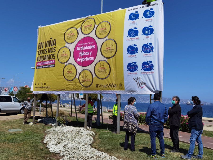 Viña del Mar comenzó esta semana a colocar señalética para concientizar sobre el distanciamiento social en plazas y parques de cara al verano 2020.
