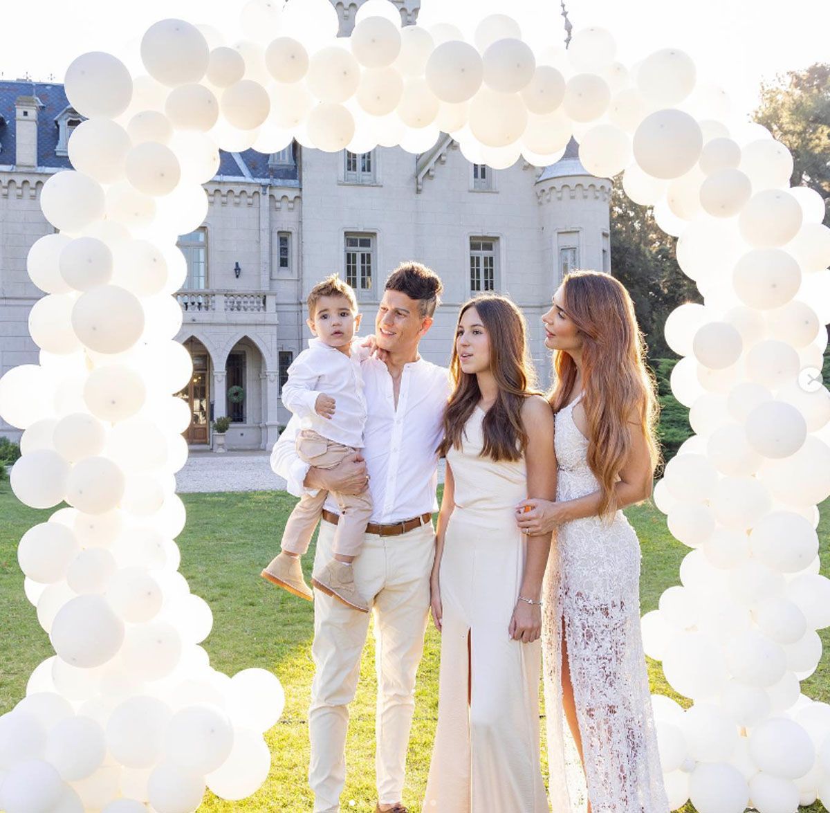 Sebastián Sosa, ex Vélez, celebró el fin de semana con su familia el cumpleaños y bautismo de su hijo. Sebastián Sosa, ex Vélez, celebró el fin de semana con su familia el cumpleaños y bautismo de su hijo.