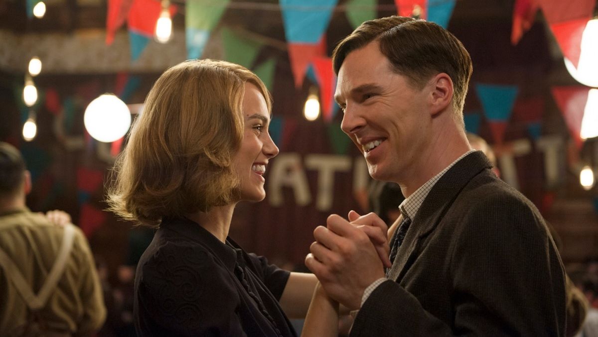 Benedict Cumberbatch interpreta a Alan Turing y Keira Knightley a Joan Clarke en El código enigma de Netflix.