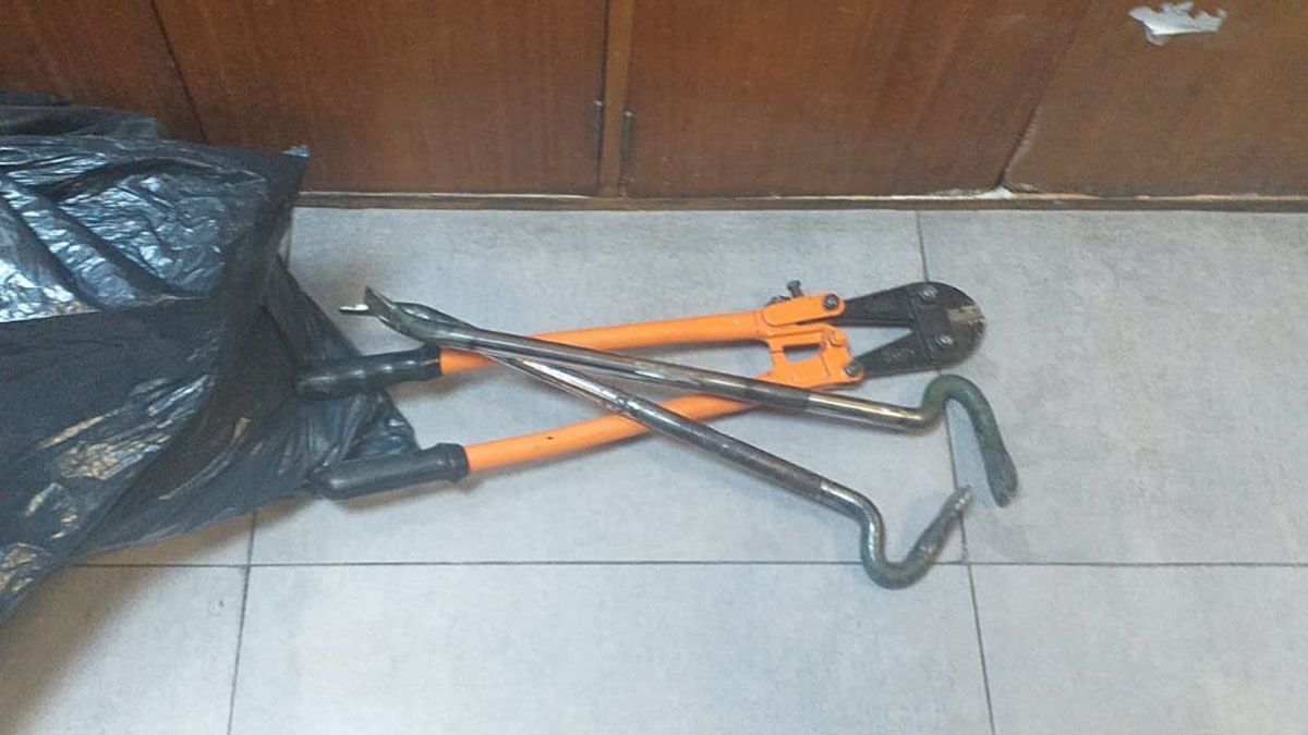 Los delincuentes usaron una pinza y barretas para entrar a robar a un local de ropa ubicado a una cuadra de la plaza Godoy Cruz.
