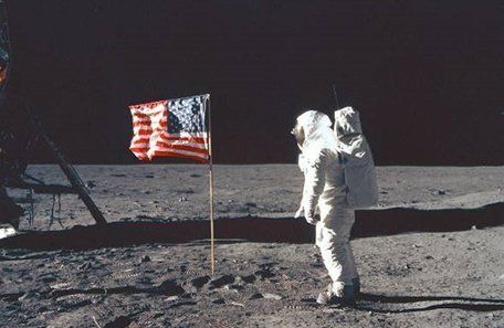 Neil Amstrong fue el primer hombre en pisar la Luna.