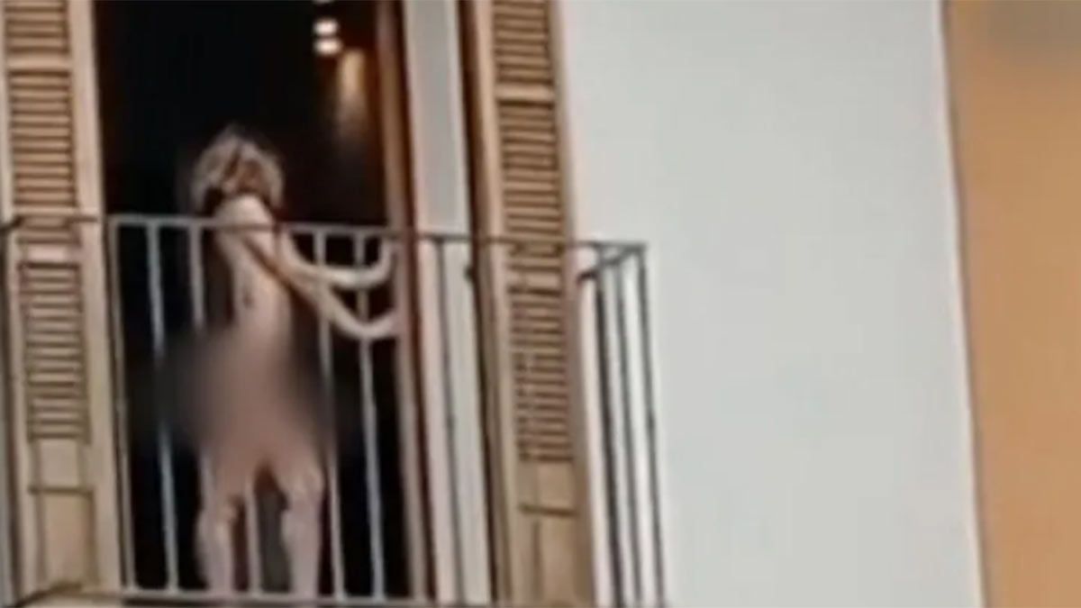 Una modelo fue captada posando desnuda en un balcón