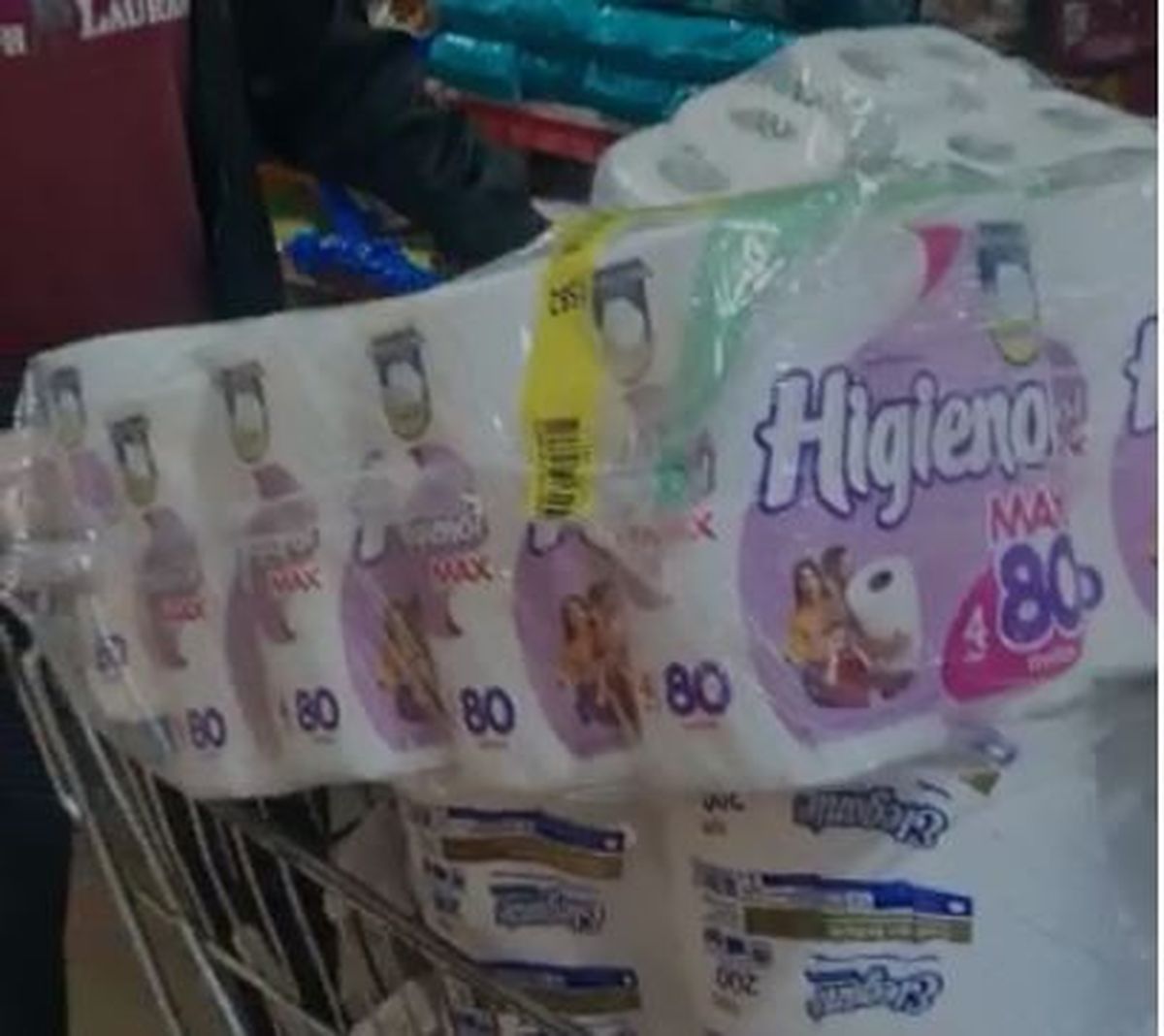 Imagen que se repite en estos días de carritos llenos de mercadería. Obviamente son chilenos los que lo hacen.