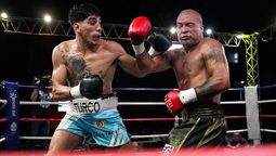 Cross de izquierda de Abraham Buonarrigo. El Turco sacó por KOT en el tercer round al uruguayo Rafael Sosa Pinto y se consagró campeón Cono Sur semipesado de boxeo de la AMB en el estadio Polimeni.