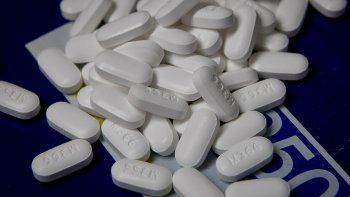 Cuáles son los riesgos de mezclar ibuprofeno con bebidas alcohólicas