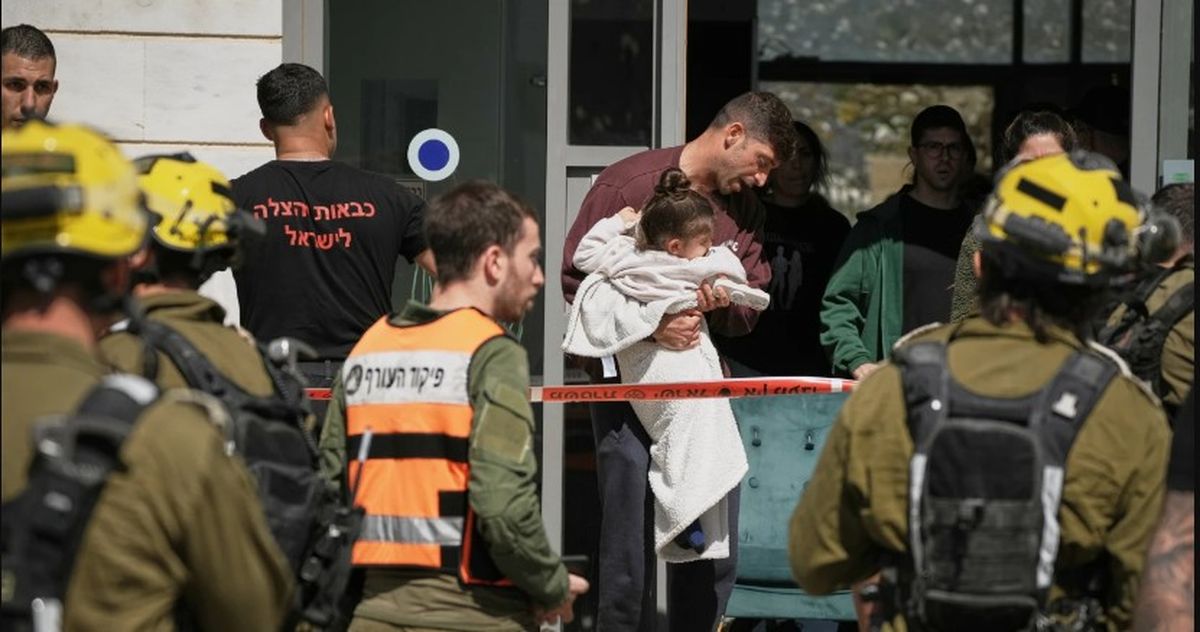 Residentes evacuan un edificio impactado por un proyectil en Tirat Hacarmel, al norte de Israel, este sábado 28 de febrero de 2026. No se reportaron heridos. Residentes evacuan un edificio impactado por un proyectil en Tirat Hacarmel, al norte de Israel, este sábado 28 de febrero de 2026. No se reportaron heridos.