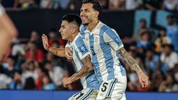 Thiago Almada festejaa su gol con Leandro Paredes.